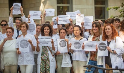 Médicos del Hospital Donostia se concentran en San Sebastián, este viernes.