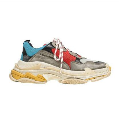 Las Balenciagas Triple S salieron a la venta en septiembre de 2017 como un nuevo modelo inspirado por una terna de deportes: baloncesto, carrera y atletismo. Los fans en Internet se cebaron con ellas al principio debido a su aspecto exageradamente abultado, continuando la tendencia iniciada por las Adidas Yeezy Boost 700. A pesar de esto, casi todos los modelos lanzados hasta el momento se han agotado, al precio de 695 euros. La demanda sigue siendo alta, pues muchas de las variantes solo se pueden encontrar en reventa: por unos 1.200 euros.