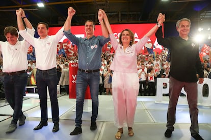 El presidente del Gobierno, Pedro Sánchez (en el centro), el expresidente José Luis Rodríguez (a la derecha) y la cabeza de lista al Parlamento Europeo, Teresa Ribera (segunda por la derecha), entre otros, durante el acto de cierre de campaña del PSOE para las elecciones europeas celebrado este viernes en Fuenlabrada.