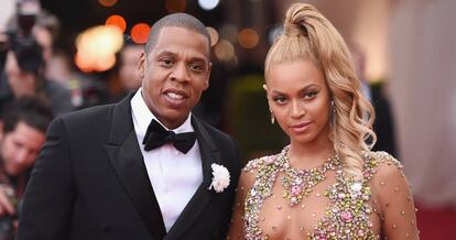 Beyoncé y Jay Z se casaron en secreto en la azotea de Tribeca en su ático de Manhattan en abril de 2008. Fue una velada muy “emotiva y realmente espiritual” a la que asistieron estrellas como Chris Martin, Gwyneth Paltrow, Kelly Rowland y Michelle Williams. Según se filtró a la prensa, estaba todo decorado con cerca de 60.000 orquídeas traidas desde Tailandia. A la ceremonia no faltaron las compañeras de Beyonce del grupo Destiny’s Child, Gwyneth Paltrow y chris martin, entre otros.