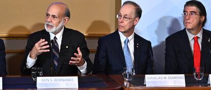 Ben Bernanke, Douglas Diamond y Philp H. Dybvig, durante el acto de entrega del Premio de Ciencias Económicas del Banco de Suecia en Memoria de Alfred Nobel.  