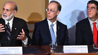 Ben Bernanke, Douglas Diamond y Philp H. Dybvig, durante el acto de entrega del Premio de Ciencias Económicas del Banco de Suecia en Memoria de Alfred Nobel.