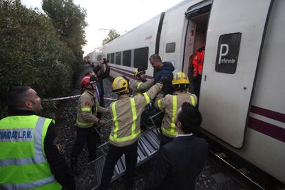 Diversos operaris ajuden als passatgers.