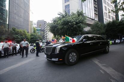 Joe Biden, a bordo de 'La bestia', el automóvil presidencial de Estados Unidos, sale de su hotel en Ciudad de México con rumbo a Palacio Nacional.