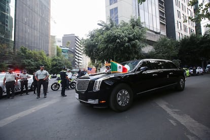 Joe Biden, a bordo de 'La bestia', el automóvil presidencial de Estados Unidos, sale de su hotel en Ciudad de México con rumbo a Palacio Nacional.