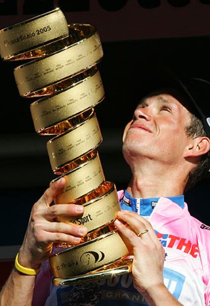 Savoldelli, con el trofeo de ganador del Giro.