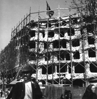 La Pedrera durante su construcción, en una imagen poco conocida del edificio.