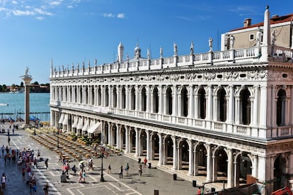 La práctica totalidad de los 40.000 visitantes que Venecia recibe cada día llegan a la plaza de San Marcos, pero, una vez allí, pocos se aventuran a entrar a la Biblioteca Nacional Marciana, una de las más antiguas de Italia, llamada también Sansoviana en honor a Jacopo Sansovino, arquitecto autor de su diseño. Globos terráqueos antiguos, manuscritos del siglo XV, 'tintorettos' y 'veroneses' en las paredes de un palacio renacentista que cumple el sueño del poeta Petrarca, que en 1362 donó sus libros a la República para engrosar una futura biblioteca pública abierta a estudiosos, eruditos y amantes de la literatura. marciana.venezia.sbn.it