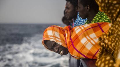 Refugiados africanos e inmigrantes, tras ser rescatados en la costa de Libia. 