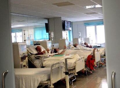 Varios pacientes en una sesión de diálisis en la clínica en la que se produjo el contagio.