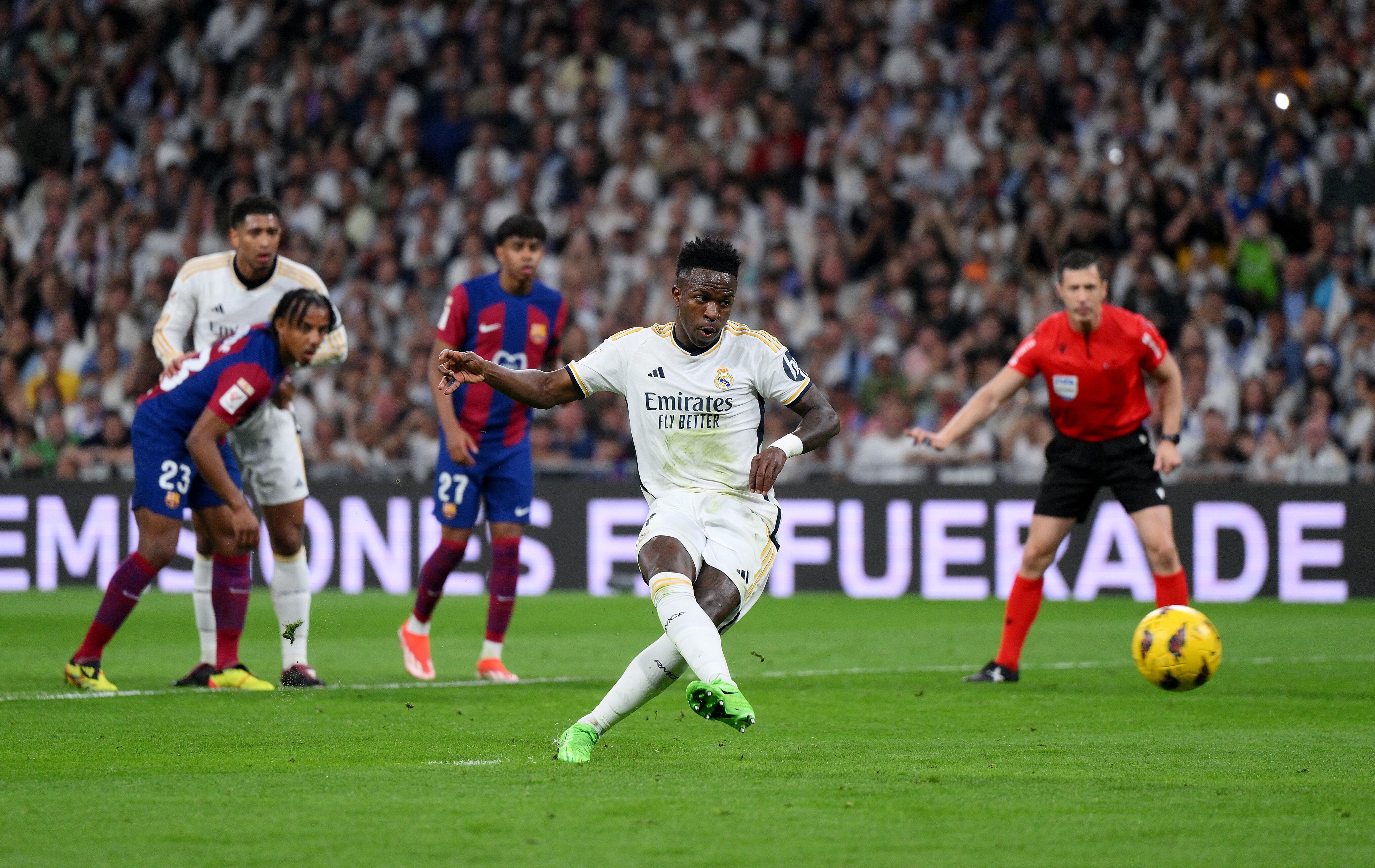 El brasileño Vinicius durante el gol, marcado de penalti, que igualó el partido para el Madrid.