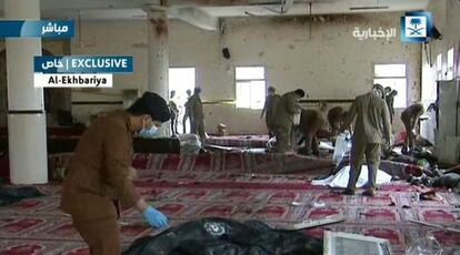Imagen del interior de la mezquita tras el atentado tomada del canal de televisi&oacute;n saud&iacute; Al-Ekhbaria.
 