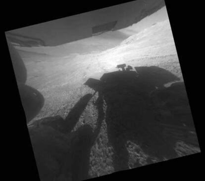 La sombra y las rodadas dejadas por el rover Opportunity de la NASA aparecen en esta imagen del 22 de Marzo de 2016, que ha sido girada  13,5 grados para ajustar la inclinación del vehículo