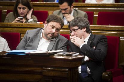 Junqueras con Puigdemont este mi&eacute;rcoles en el Parlament. 