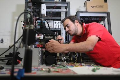 El investigador Eduardo Gil en su laboratorio.