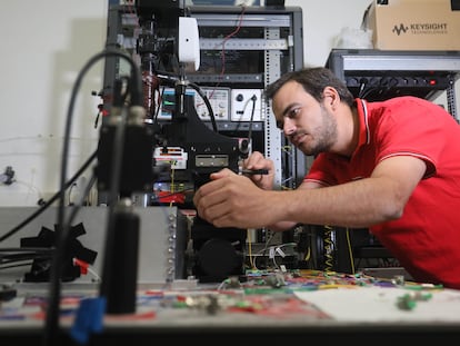 El investigador Eduardo Gil en su laboratorio.