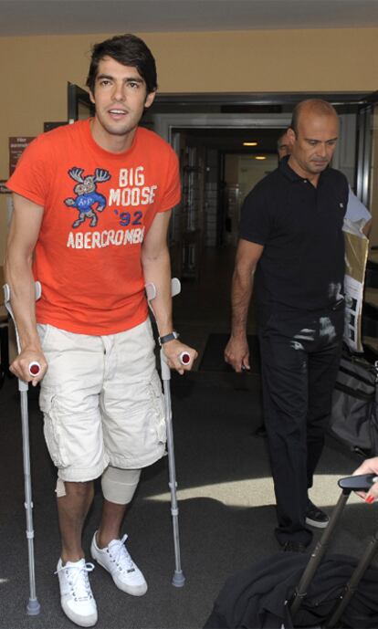 Kaká sale de la clínica de Amberes