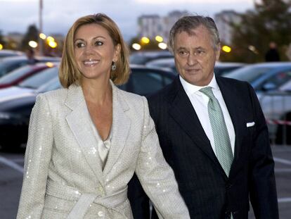 Maria Dolores de Cospedal y su esposo, Ignacio López del Hierro, en Vitoria en 2015.