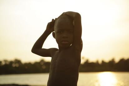 Un niño de una isla cercana a Bonthe mira a cámara. La pesca ilegal ha provocado la disminución de la calidad y la cantidad de pescado que llega a la población local, por lo que los niños han dejado de consumir una importante fuente de proteínas.