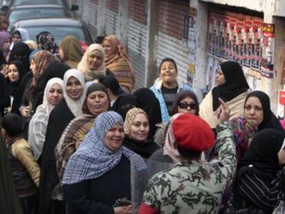 Decenas de mujeres esperan para votar en el distrito de Giza.