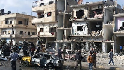 Cidadãos sírios no local da explosão em Homs.