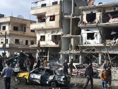 Cidadãos sírios no local da explosão em Homs.