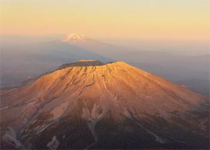 El pasado sábado el volcán presentaba un aspecto tranquilo, pero los geólogos esperan una gran erupción.