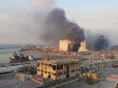 Destroços da região portuária de Beirute após a explosão ocorrida nesta terça-feira.