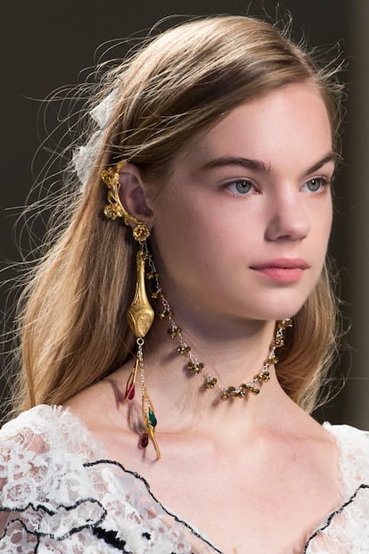 Rodarte se marca la versión más dramática apostando por ear-cuffs conectados mediante cadenas que parecen collares.