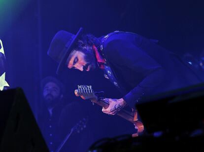 El cantante Leiva durante el concierto que ofrece esta noche en la segunda jormada del Festival Sonorama Ribera que se celebra en Aranda de Duero. 