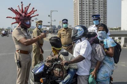  Un policía de Chennai, en el este de la India, con un casco decorado como un coronavirus.