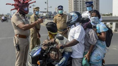  Un policía de Chennai, en el este de la India, con un casco decorado como un coronavirus.