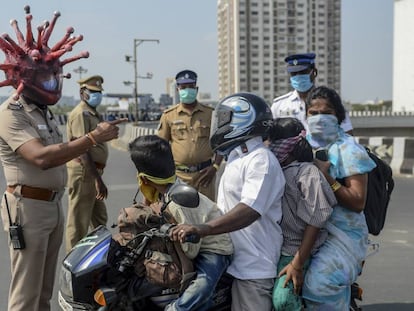  Un policía de Chennai, en el este de la India, con un casco decorado como un coronavirus.