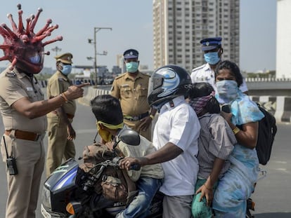 Un policía de Chennai, en el este de la India, con un casco decorado como un coronavirus.