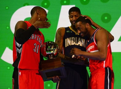 Terrence Ross y Paul George felicitan a John Wall.