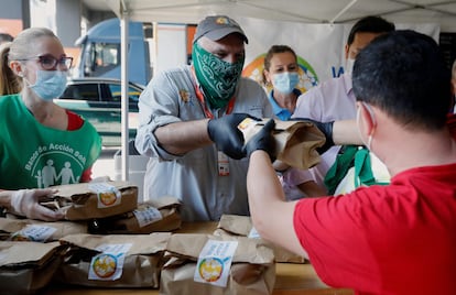 José Andrés, en el centro de la imagen, participando en un reparto de menús por la crisis económica y social derivada de la pandemia por coronavirus en Valencia en junio de 2020.