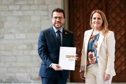 El presidente de la Generalitat, Pere Aragonès, recibe de manos de la consejera de Economía, Natàlia Mas, la propuesta de "financiación singular" para Cataluña, este martes.