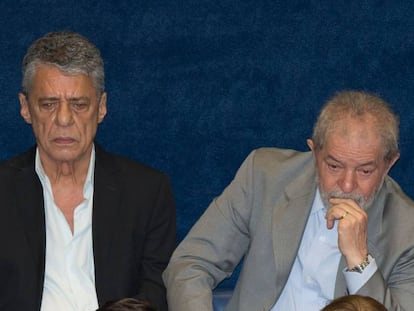 Chico Buarque, já sem óculos, e Lula, no depoimento de Rousseff.