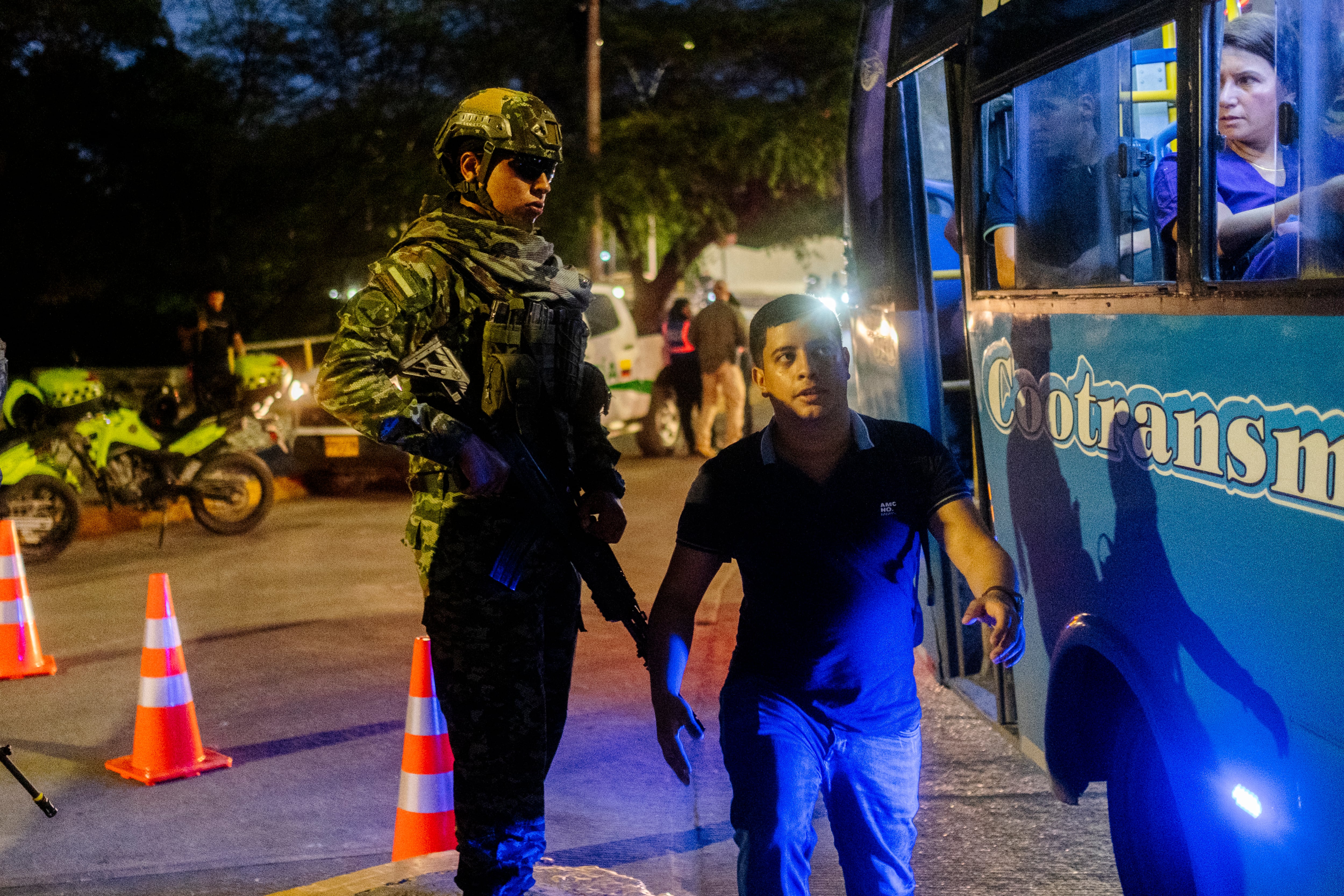 Soldados del Ejército patrullan Santa Marta ante la visita del presidente y el regreso a la normalidad tras el paro armado.