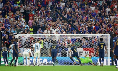 Kylian Mbappé marca de penalti el tercer gol de Francia. 