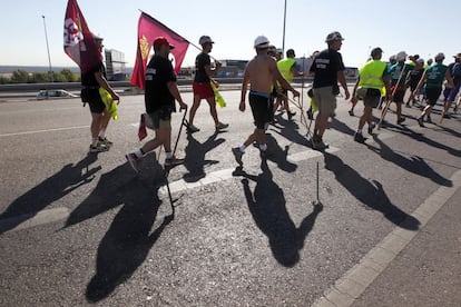 El domingo los mineros de la marcha norte transitaron el Alto del León en la Sierra de Guadarrama, para descender tras ser recibidos por representantes de las organizaciones sindicales hasta Collado Villalba (Madrid). Esta mañana han recorrido a pie 39 kilómetros hasta Aravaca.