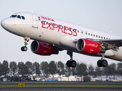 Un avión de Iberia Express en el aeropuerto de Ámsterdam, en abril de este año.