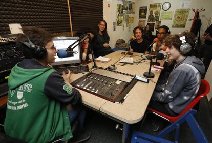 Cristian, de espaldas, se dirige a sus compañeros durante el programa de radio.