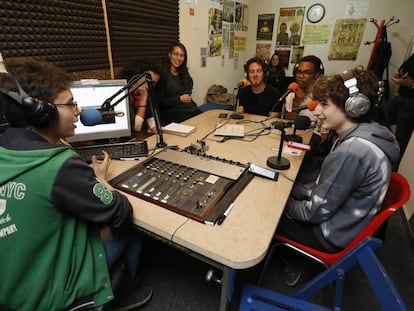 Cristian, de espaldas, se dirige a sus compañeros durante el programa de radio.