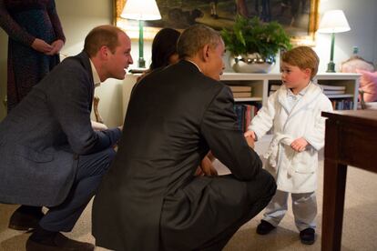 La visita del presidente de Estados Unidos Barack Obama y la primera dama Michelle Obama a los duques de Cambridge ha tenido su momento más tierno cuando el matrimonio ha conocido al príncipe Jorge, de dos años y medio.  El hijo mayor de Guillermo de Inglaterra y Kate Middleton se acababa de despertar de la siesta y saludó al mandatario estadounidense en bata y zapatillas.