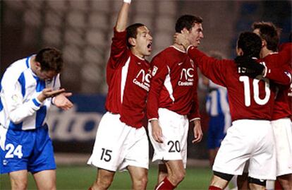 Los jugadores del Murcia celebran su primer gol mientras Helguera se lamenta.