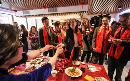 Rita Maestre junto al embajador chino, Lyu Fan, en la inauguración de las celebraciones del Año Nuevo Chino.