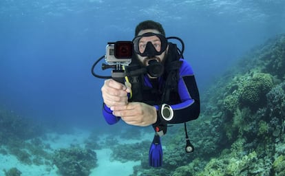 Un hombre practica buceo con escafandra mientras utiliza una cámara GoPro.