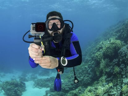 Un hombre practica buceo con escafandra mientras utiliza una cámara GoPro.