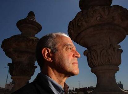 Ricardo Szwarcer, director del Grec, en la terraza del Palau de la Virreina.